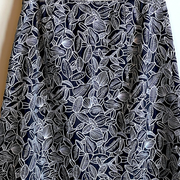 EUC Talbots Black and White Floral Embroidered Design Skirt Size 8P - Picture 3 of 5